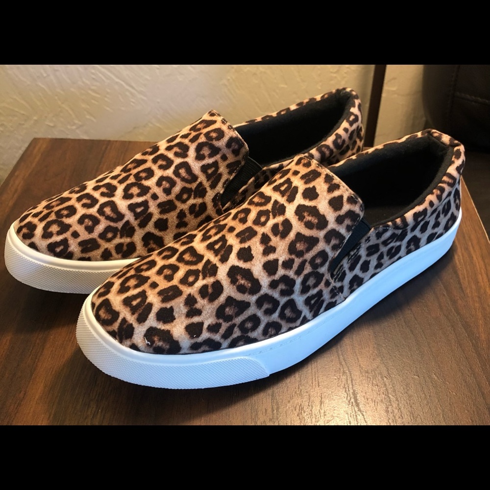 SODA- Women’s canvas sneakers.